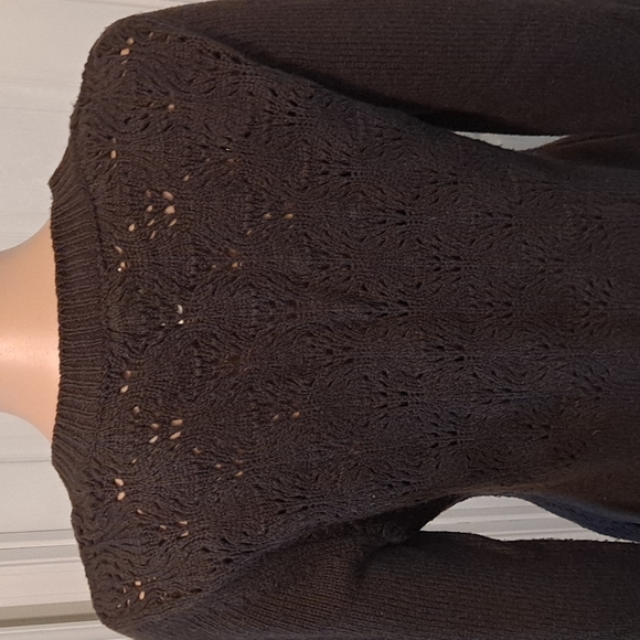 Harold's V-Neck Cardigan. Brown crochet-Look with 4 Large Buttons on Front - Picture 5 of 7